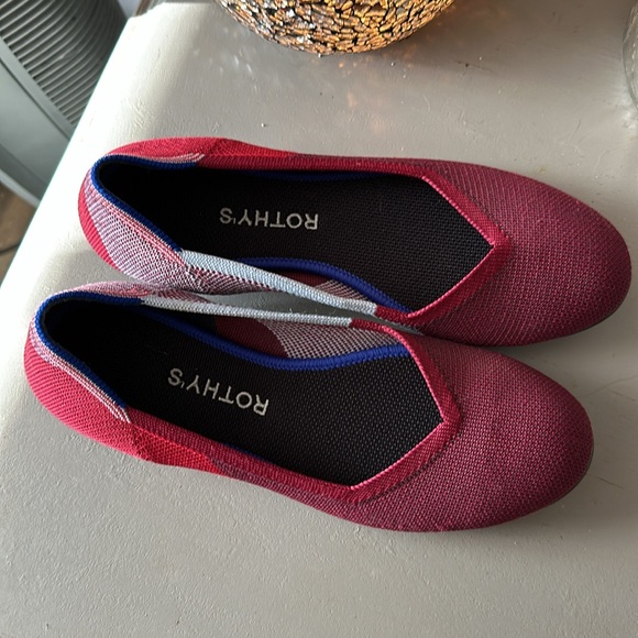 Rothy’s rounded toe flats 7 red pattern - Picture 2 of 5